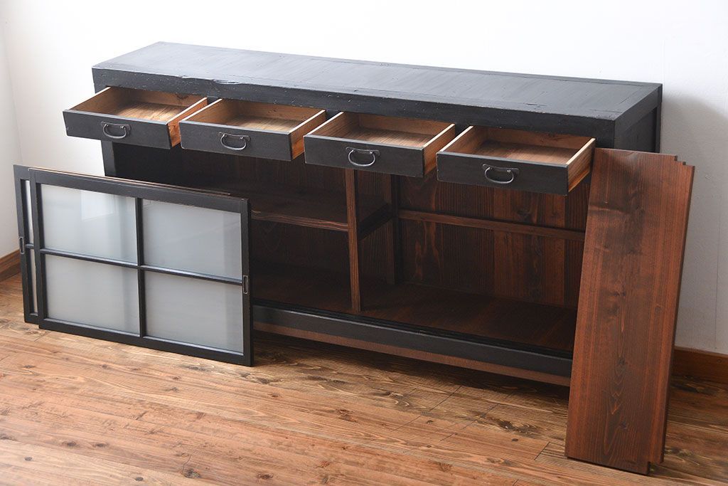 アンティーク家具　和製アンティーク　大正期　艶消しブラックペイント　脚付き収納棚