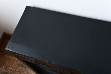 アンティーク家具　和製アンティーク　大正期　艶消しブラックペイント　脚付き収納棚
