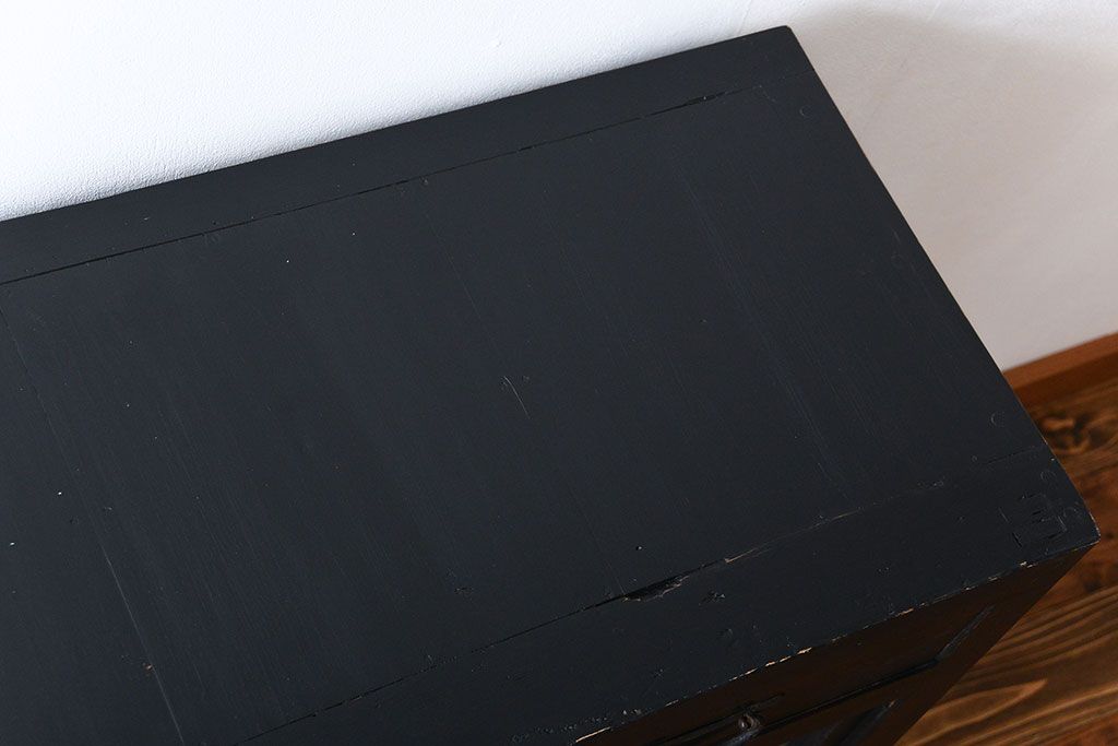 アンティーク家具　和製アンティーク　大正期　艶消しブラックペイント　脚付き収納棚