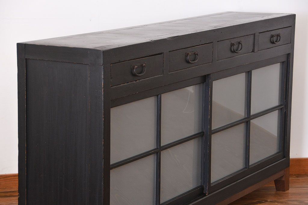 アンティーク家具　和製アンティーク　大正期　艶消しブラックペイント　脚付き収納棚