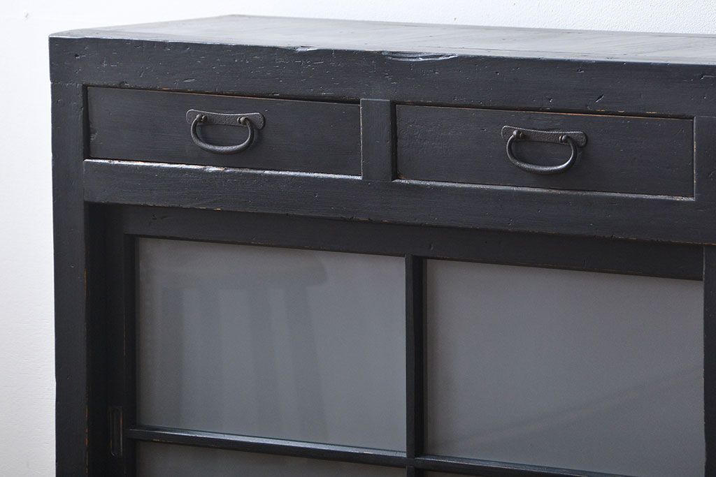 アンティーク家具　和製アンティーク　大正期　艶消しブラックペイント　脚付き収納棚