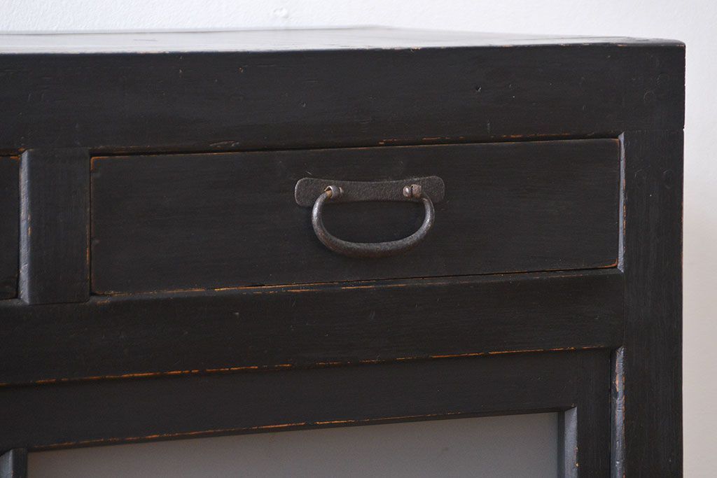 アンティーク家具　和製アンティーク　大正期　艶消しブラックペイント　脚付き収納棚