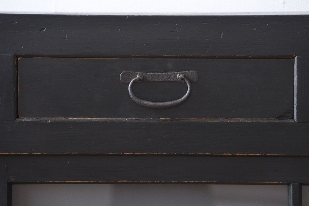 アンティーク家具　和製アンティーク　大正期　艶消しブラックペイント　脚付き収納棚