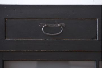 アンティーク家具　和製アンティーク　大正期　艶消しブラックペイント　脚付き収納棚