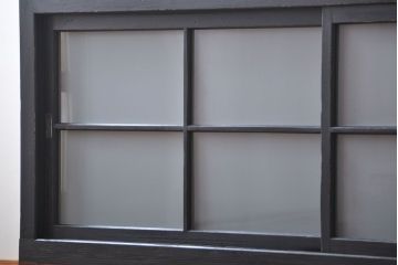 アンティーク家具　和製アンティーク　大正期　艶消しブラックペイント　脚付き収納棚