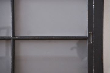 アンティーク家具　和製アンティーク　大正期　艶消しブラックペイント　脚付き収納棚