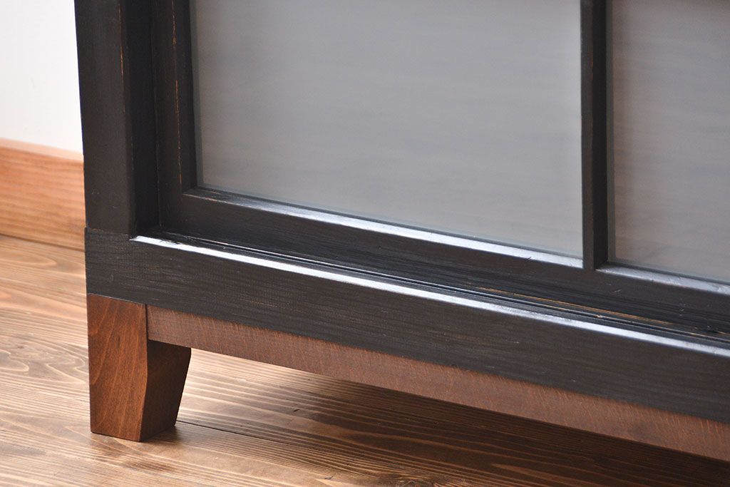 アンティーク家具　和製アンティーク　大正期　艶消しブラックペイント　脚付き収納棚