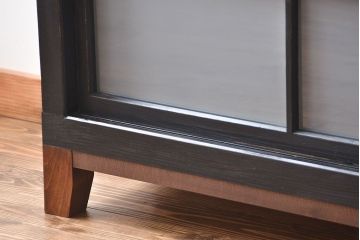 アンティーク家具　和製アンティーク　大正期　艶消しブラックペイント　脚付き収納棚