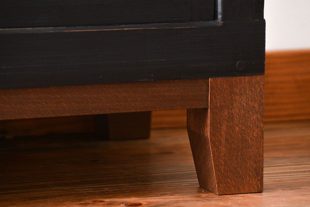 アンティーク家具　和製アンティーク　大正期　艶消しブラックペイント　脚付き収納棚