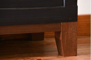 アンティーク家具　和製アンティーク　大正期　艶消しブラックペイント　脚付き収納棚