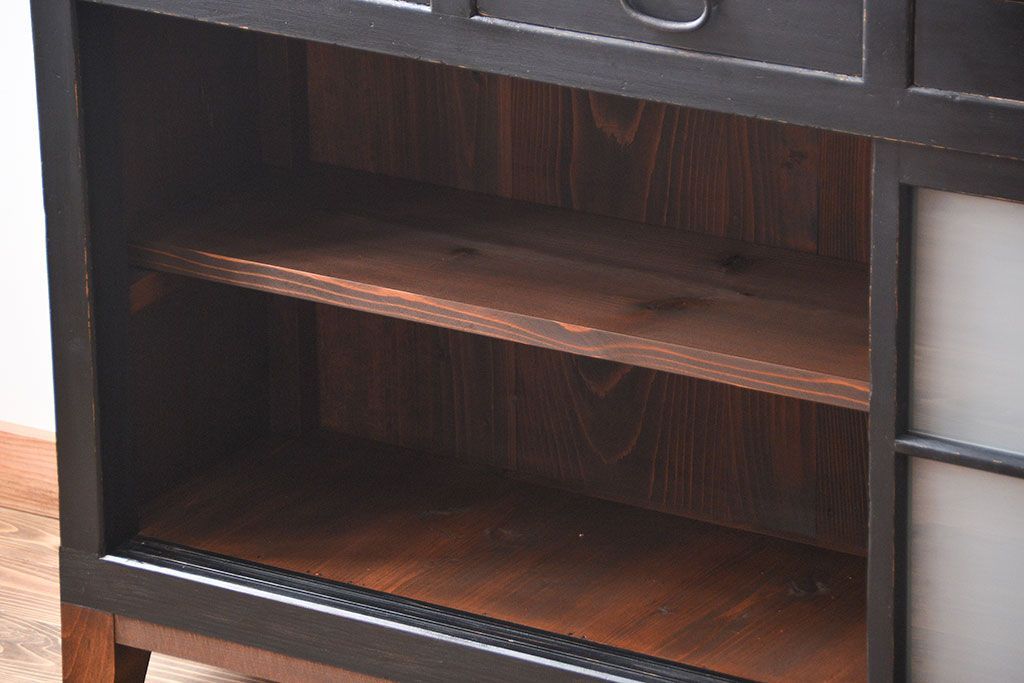 アンティーク家具　和製アンティーク　大正期　艶消しブラックペイント　脚付き収納棚