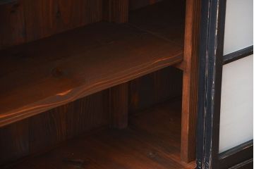 アンティーク家具　和製アンティーク　大正期　艶消しブラックペイント　脚付き収納棚