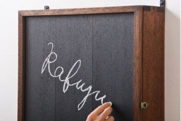 アンティーク家具　アンティーク　黒板付き　壁掛け戸棚