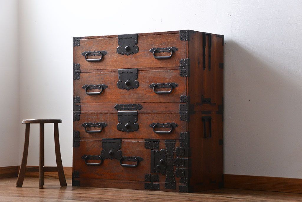 アンティーク家具　 古民具・骨董　立派な金具の衣装箪笥