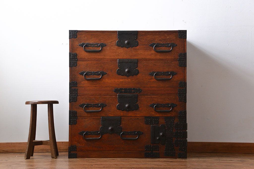 アンティーク家具　 古民具・骨董　立派な金具の衣装箪笥