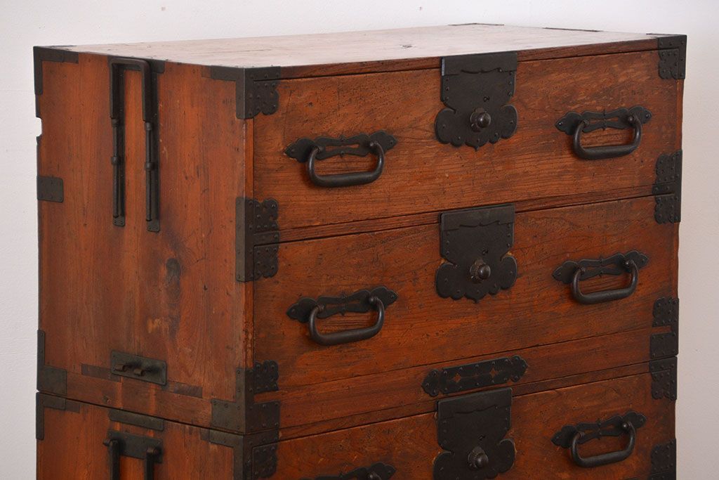 アンティーク家具　 古民具・骨董　立派な金具の衣装箪笥