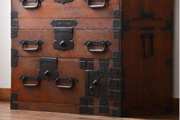 アンティーク家具　 古民具・骨董　立派な金具の衣装箪笥