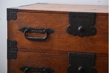 アンティーク家具　 古民具・骨董　立派な金具の衣装箪笥