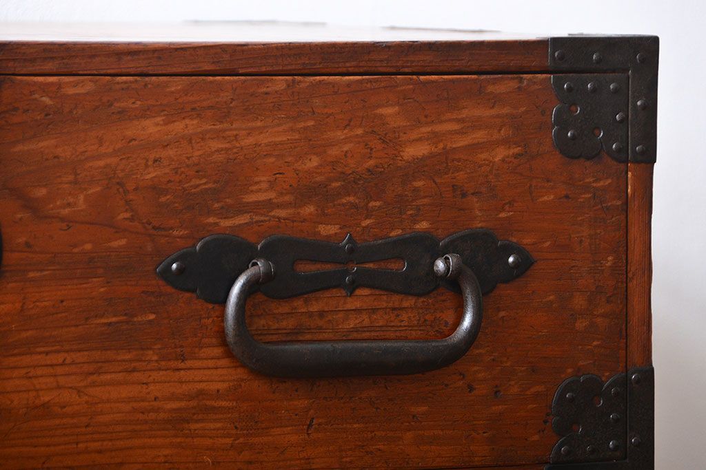 アンティーク家具　 古民具・骨董　立派な金具の衣装箪笥