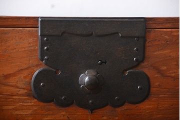 アンティーク家具　 古民具・骨董　立派な金具の衣装箪笥