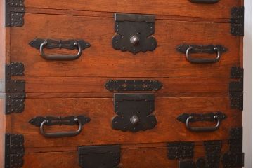 アンティーク家具　 古民具・骨董　立派な金具の衣装箪笥