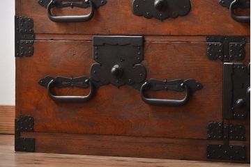 アンティーク家具　 古民具・骨董　立派な金具の衣装箪笥