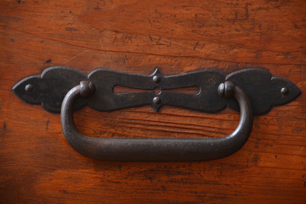 アンティーク家具　 古民具・骨董　立派な金具の衣装箪笥