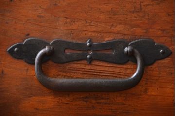 アンティーク家具　 古民具・骨董　立派な金具の衣装箪笥