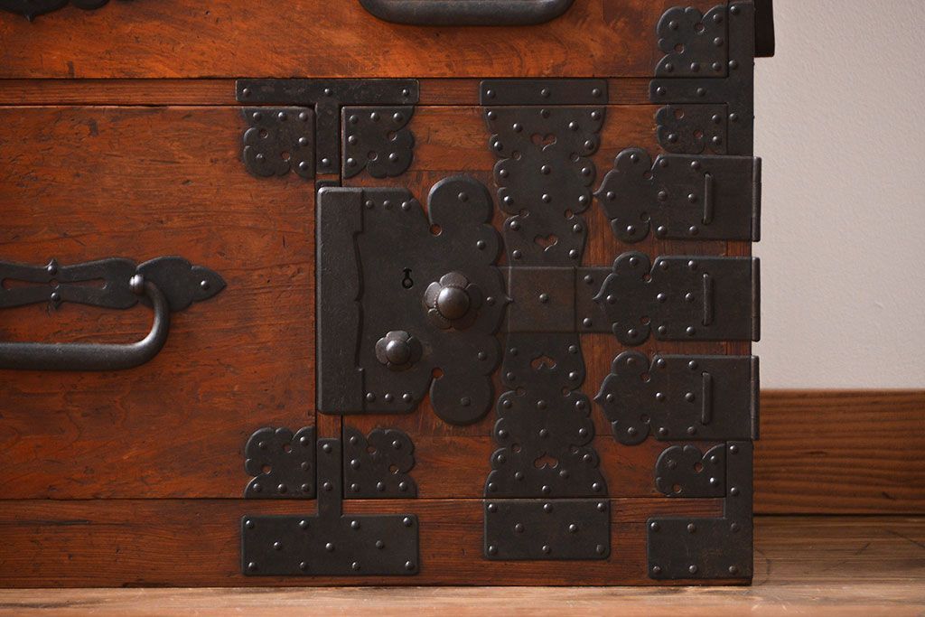 アンティーク家具　 古民具・骨董　立派な金具の衣装箪笥