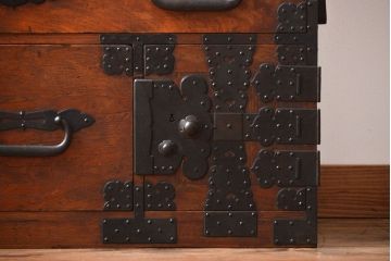 アンティーク家具　 古民具・骨董　立派な金具の衣装箪笥