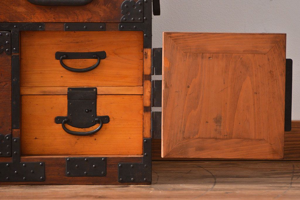 アンティーク家具　 古民具・骨董　立派な金具の衣装箪笥