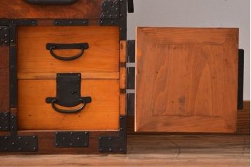 アンティーク家具　 古民具・骨董　立派な金具の衣装箪笥