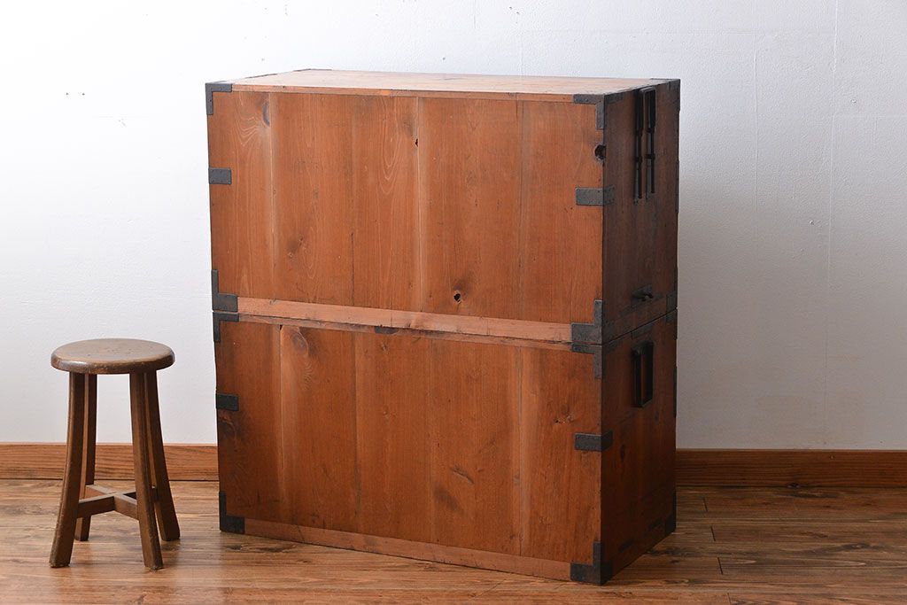 アンティーク家具　 古民具・骨董　立派な金具の衣装箪笥