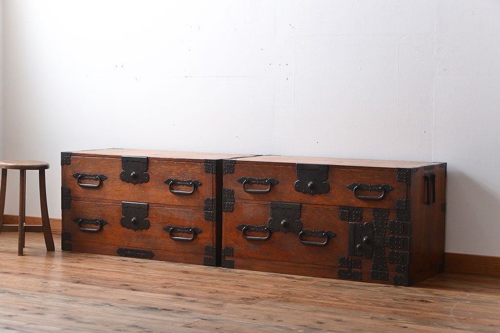 アンティーク家具　 古民具・骨董　立派な金具の衣装箪笥