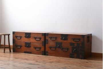 アンティーク家具　 古民具・骨董　立派な金具の衣装箪笥