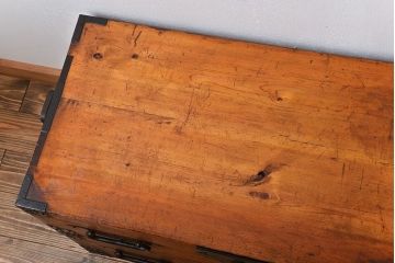 アンティーク家具　 古民具・骨董　立派な金具の衣装箪笥