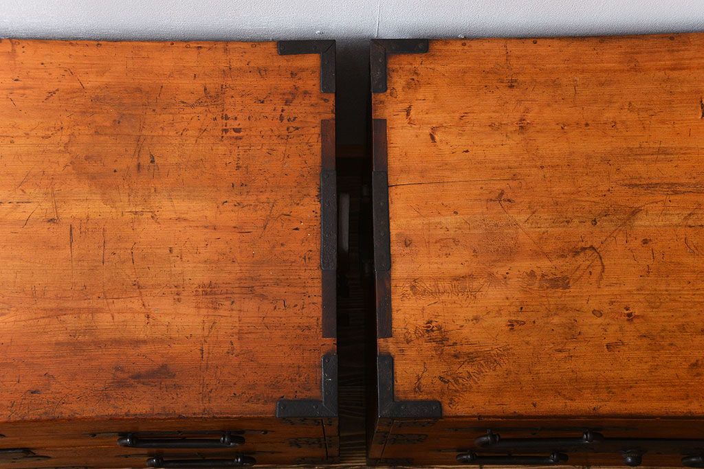 アンティーク家具　 古民具・骨董　立派な金具の衣装箪笥