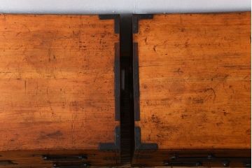 アンティーク家具　 古民具・骨董　立派な金具の衣装箪笥