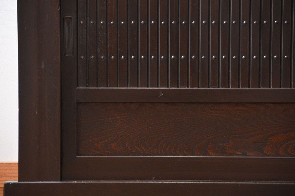 アンティーク家具　モダンな縦桟引き戸水屋箪笥サイドボード(1)