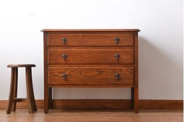 アンティーク家具　イギリスアンティーク　オーク材　小振りな脚付きチェスト
