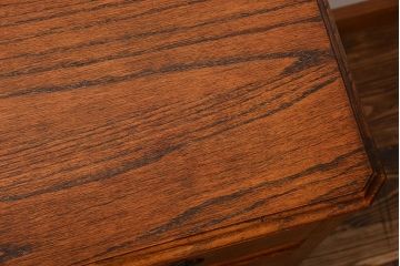 アンティーク家具　イギリスアンティーク　オーク材　小振りな脚付きチェスト