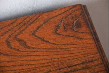 アンティーク家具　イギリスアンティーク　オーク材　小振りな脚付きチェスト