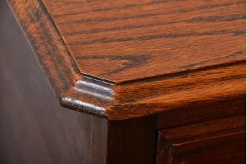 アンティーク家具　イギリスアンティーク　オーク材　小振りな脚付きチェスト