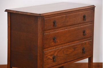 アンティーク家具　イギリスアンティーク　オーク材　小振りな脚付きチェスト