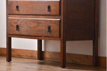 アンティーク家具　イギリスアンティーク　オーク材　小振りな脚付きチェスト