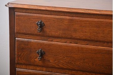 アンティーク家具　イギリスアンティーク　オーク材　小振りな脚付きチェスト