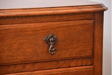 アンティーク家具　イギリスアンティーク　オーク材　小振りな脚付きチェスト