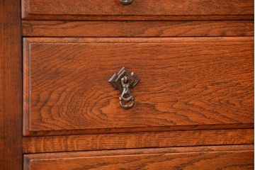 アンティーク家具　イギリスアンティーク　オーク材　小振りな脚付きチェスト