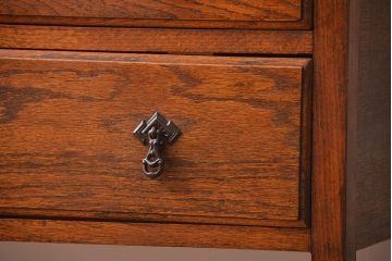 アンティーク家具　イギリスアンティーク　オーク材　小振りな脚付きチェスト