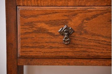 アンティーク家具　イギリスアンティーク　オーク材　小振りな脚付きチェスト